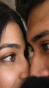 iPhone Lock Screen Couple Eyes Prompt